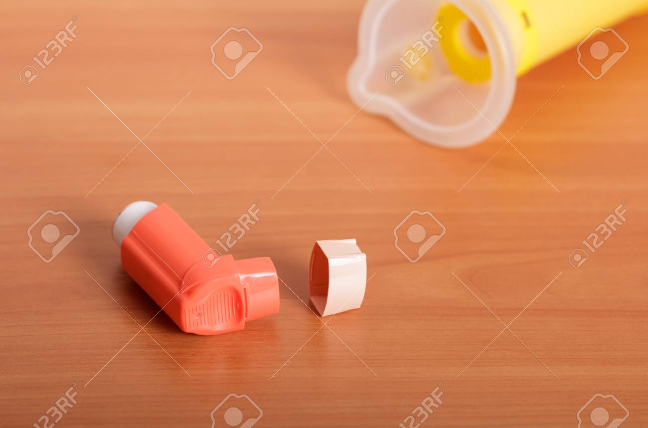 Petit Inhalateur Portatif Avec Masque De Bebe Se Trouve Sur La Table Banque D Images Et Photos Libres De Droits Image