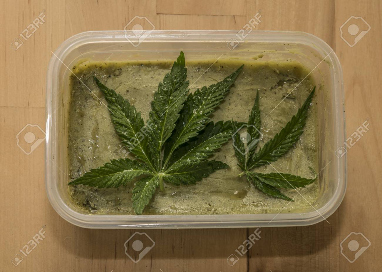 料理の仕上げの後緑のマリファナ バター の写真素材 画像素材 Image