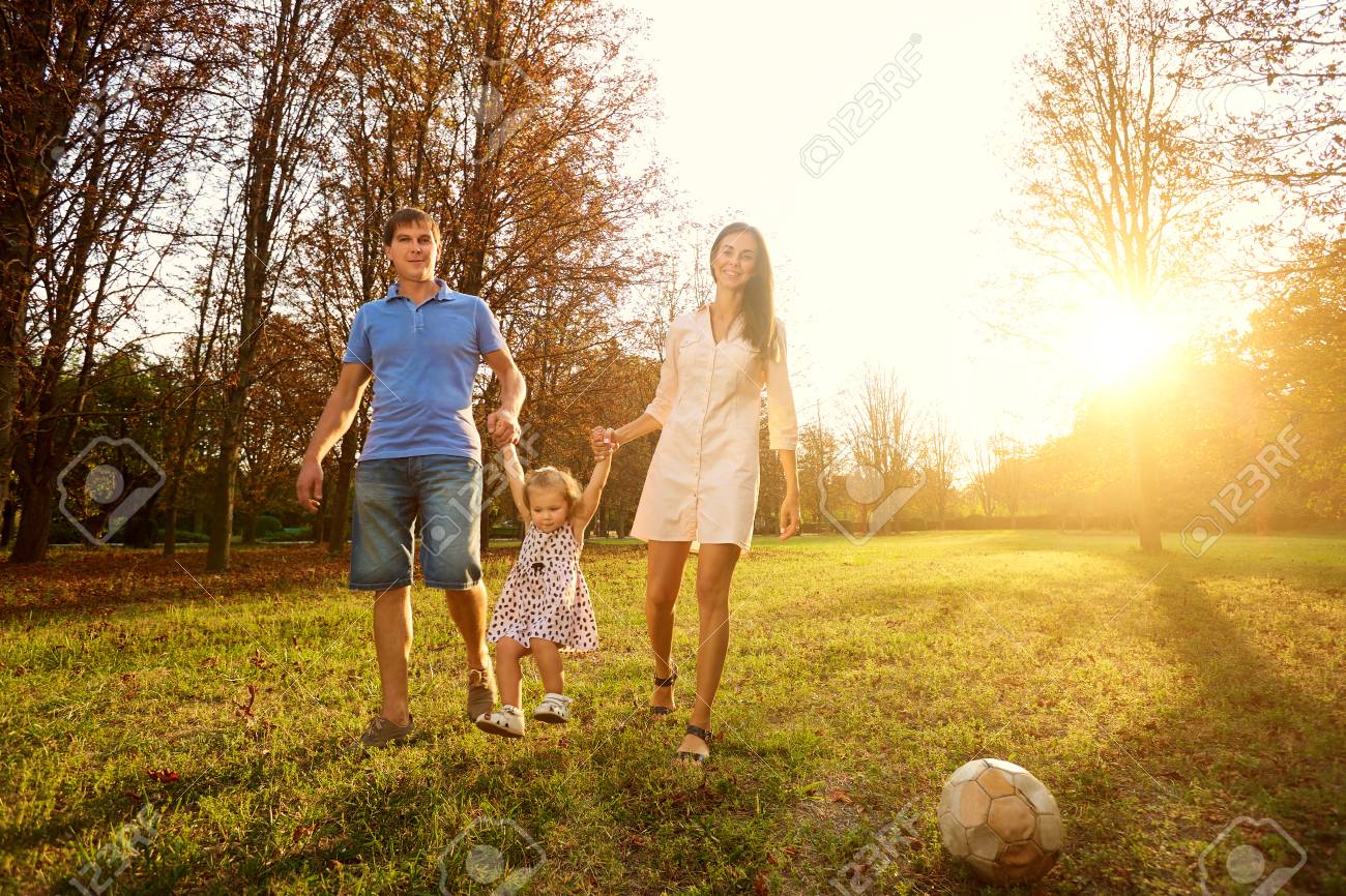 https://previews.123rf.com/images/lacheev/lacheev1609/lacheev160900012/65699610-the-family-in-the-park-happy-parents-with-children-walk-play-in-the-nature-in-the-evening-at-sunset.jpg