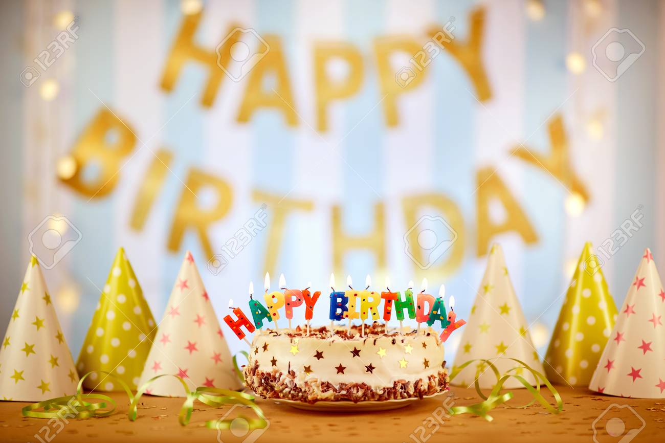 ビンテージ スタイルの文字誕生日の蝋燭をケーキします の写真素材 画像素材 Image