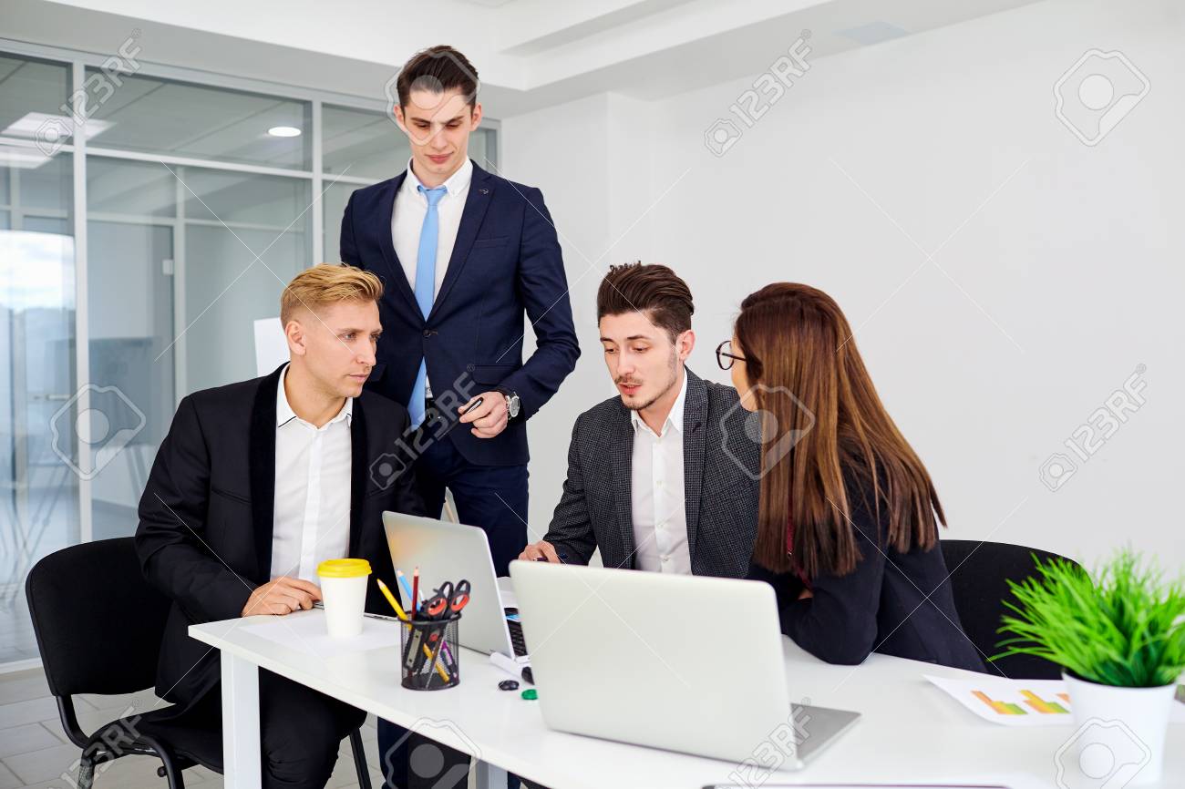 modernes schreibtischbüro arbeitszimmer business arbeitet ein modernes büro am schreibtisch ausbildung geschäftsleute im raum standardbild arbeitet ein modernes am modernes schreibtischbüro arbeitszimmer business arbeitet ein modernes büro am schreibtisch ausbildung geschäftsleute im raum standardbild arbeitet ein modernes am