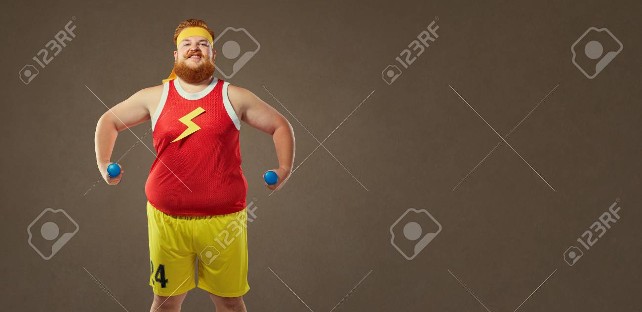 Scarica Gratis Images Un Gros Homme Barbu Drole Sourit Dans Des Vetements De Sport Avec dernière par