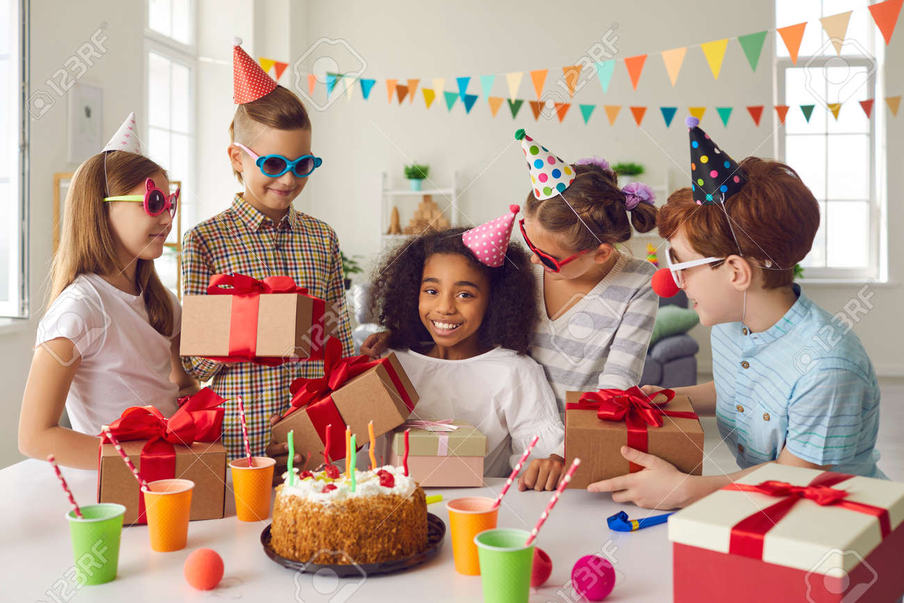 Grupo De Crianças Pequenas Têm Festa De Aniversário, Usar Chapéus