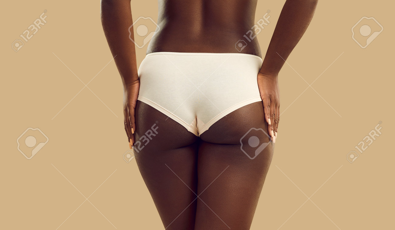 fesse Gros Plan Sur La Vue Arrière De La Fesse De La Femme Afro-américaine En  Sous-vêtements Isolés Sur Fond De Studio Jaune. Les Fesses De La Fille  Noire En Culotte Ne Montrent Aucune