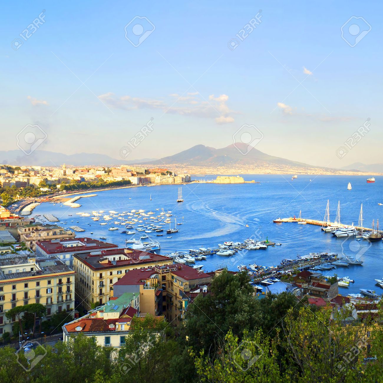 ナポリ ナポリ湾 卵城とマウント Vesuvius の港の景色のパノラマ の写真素材 画像素材 Image ナポリ ナポリ湾 卵城とマウント Vesuvius の港の景色のパノラマ の写真素材 画像素材 Image