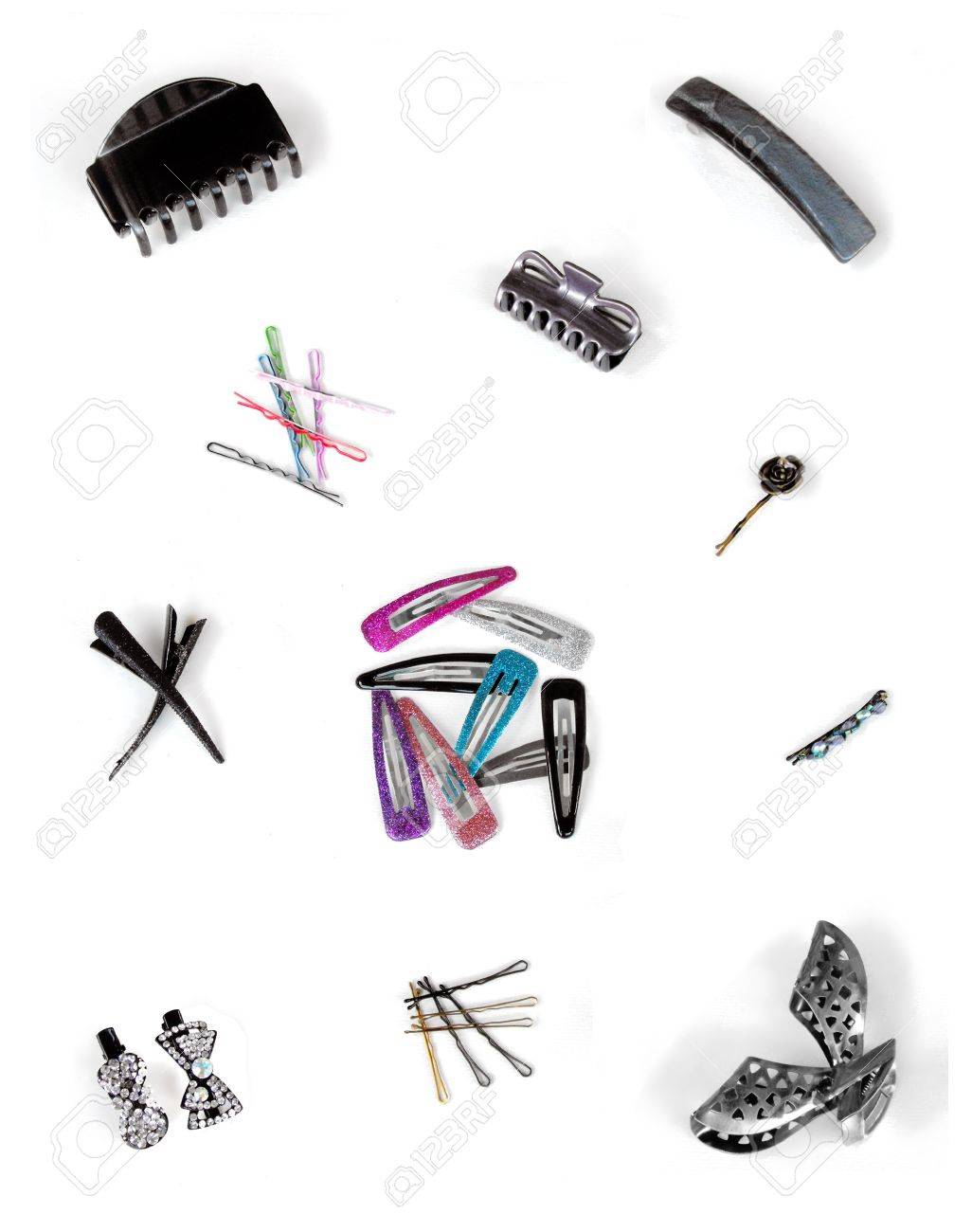 ヘアー アクセサリーのカラフルなセット クリップ ネクタイピン クランプ ピン さまざまな素材とスタイルの Bobbypins クラスターの種類 白で隔離されます の写真素材 画像素材 Image
