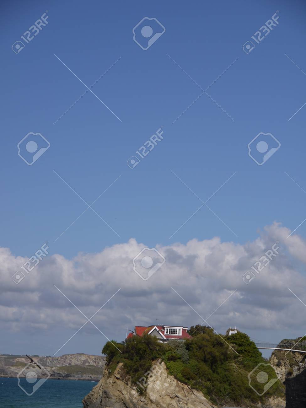 Ein Einsames Haus Auf Einem Grossen Felsen Gelegen Vollstandig Von