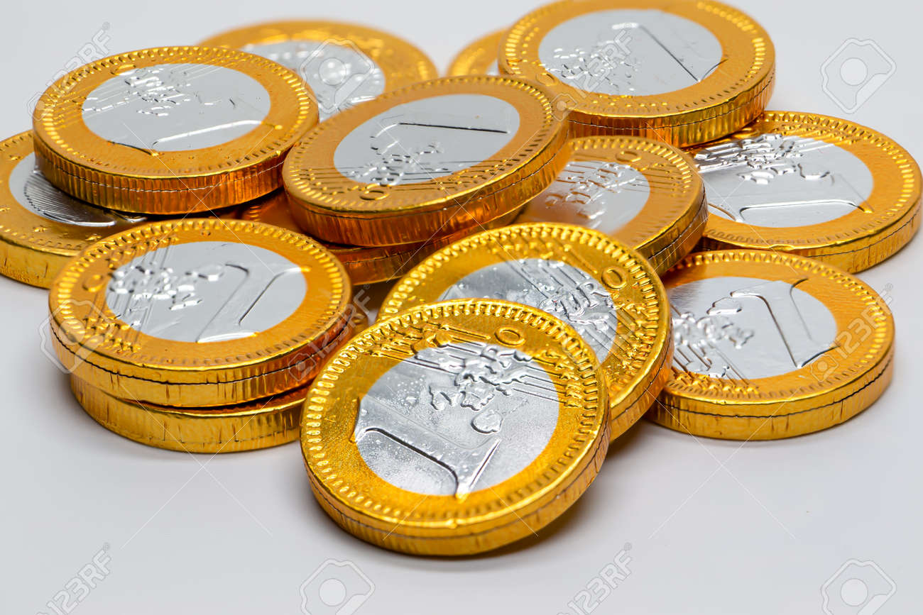 チョコレートで満たされた1ユーロ硬貨。コイン型のチョコレートバーのマクロ写真。甘い食べ物。ミルクチョコレート。ハロウィンパーティーの写真素材・画像素材  Image 189845977