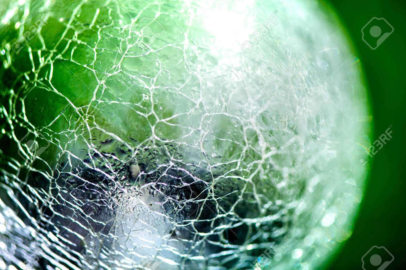 壊れた マクロ撮影は色鮮やかなレインボー背景にガラス玉を割った 日当たりの良い夏の日にガラスの反射の光 将来の予測は 水晶玉で占い 抽象的で難解な背景 の写真素材 画像素材 Image 83803573