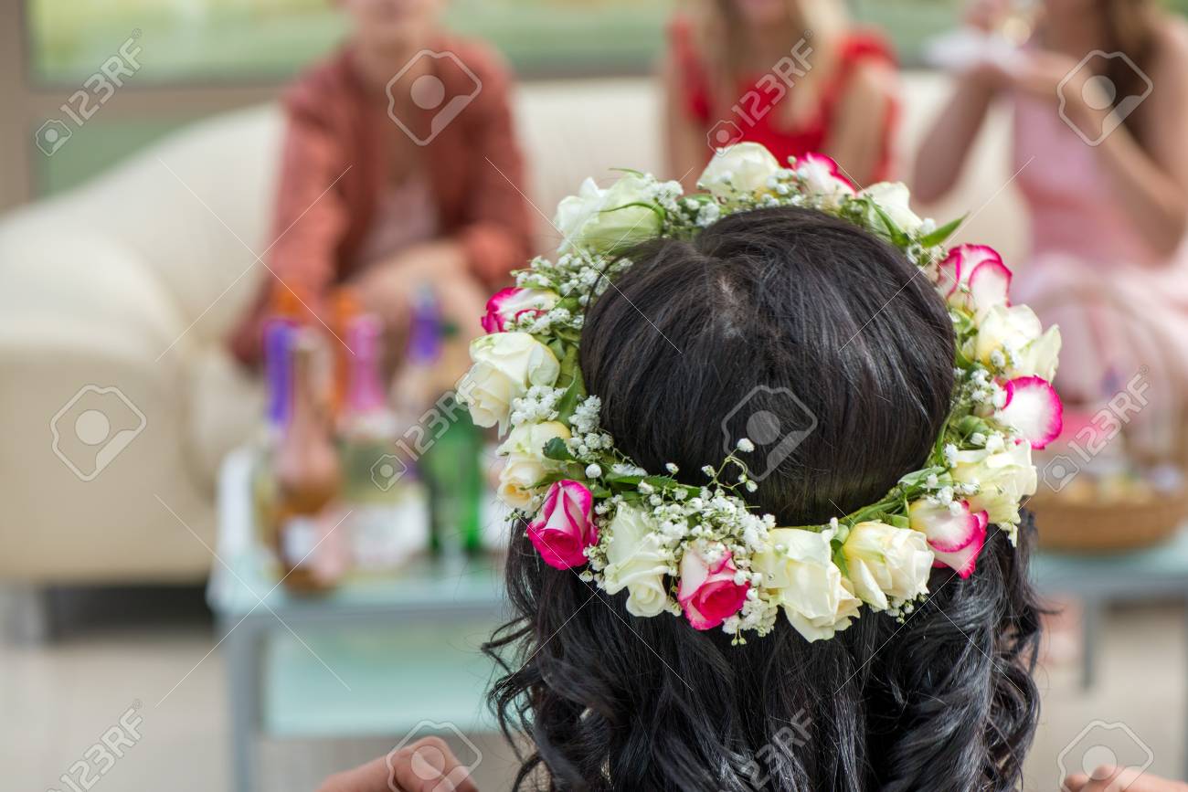 美しいカラフルな花冠を持つ女性の髪 結婚式の前に陽気な花嫁と花嫁介添人パーティー 女の子が話し 楽しんで の写真素材 画像素材 Image