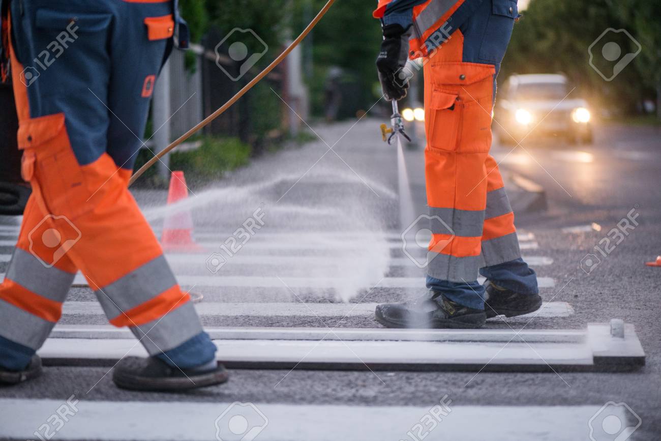 交通線の絵画 労働者は横断歩道に白い通りの線を描いている オレンジと白のストライプを背景にした道路コーン 道路工事中にアスファルトに立つ の写真素材 画像素材 Image 交通線の絵画 労働者は横断歩道に白い通りの線を描いている オレンジと白のストライプを背景にした道路コーン 道路工事中にアスファルトに立つ の写真素材 画像素材 Image