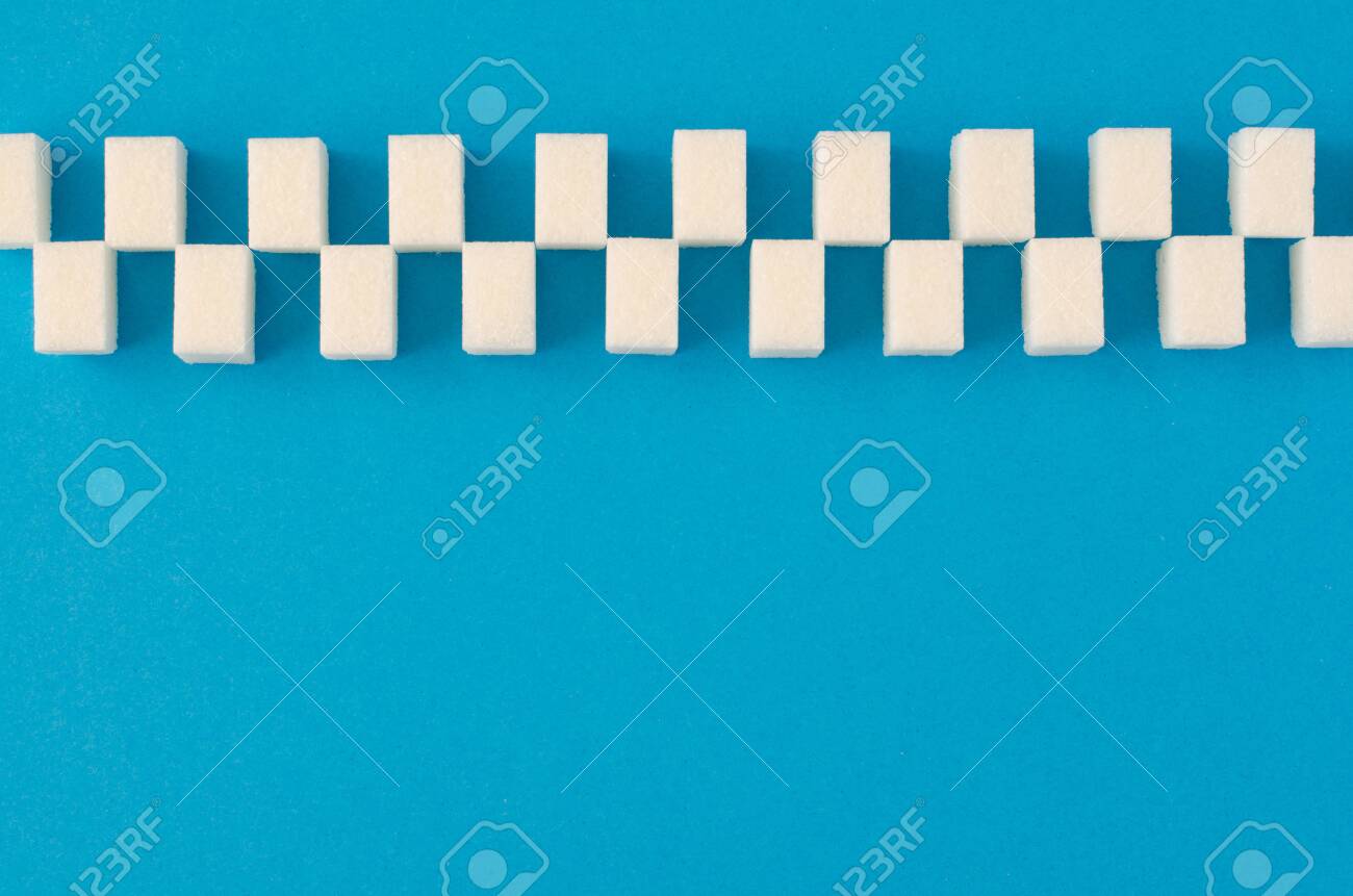 Lump Sugar Line In Staggered Order On Blue Background With Copy Space Top View Chessboard Pattern の写真素材 画像素材 Image