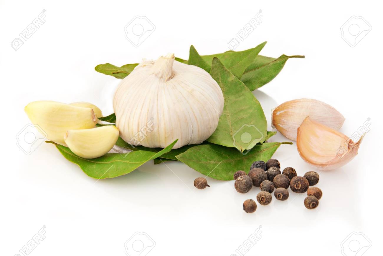 Лавровый лист чеснок. Травы и специи. Лавровый лист чеснок. Лавровый лист. Лаврушка и чеснок.