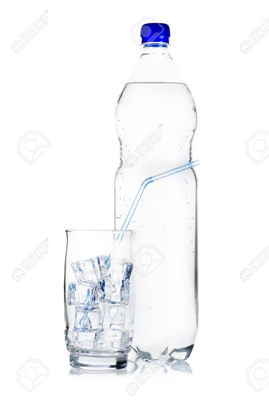 Bleu Bouteille En Plastique Deau Minérale Et De Verre Avec Des Glaçons Et De La Paille Sur Fond Blanc