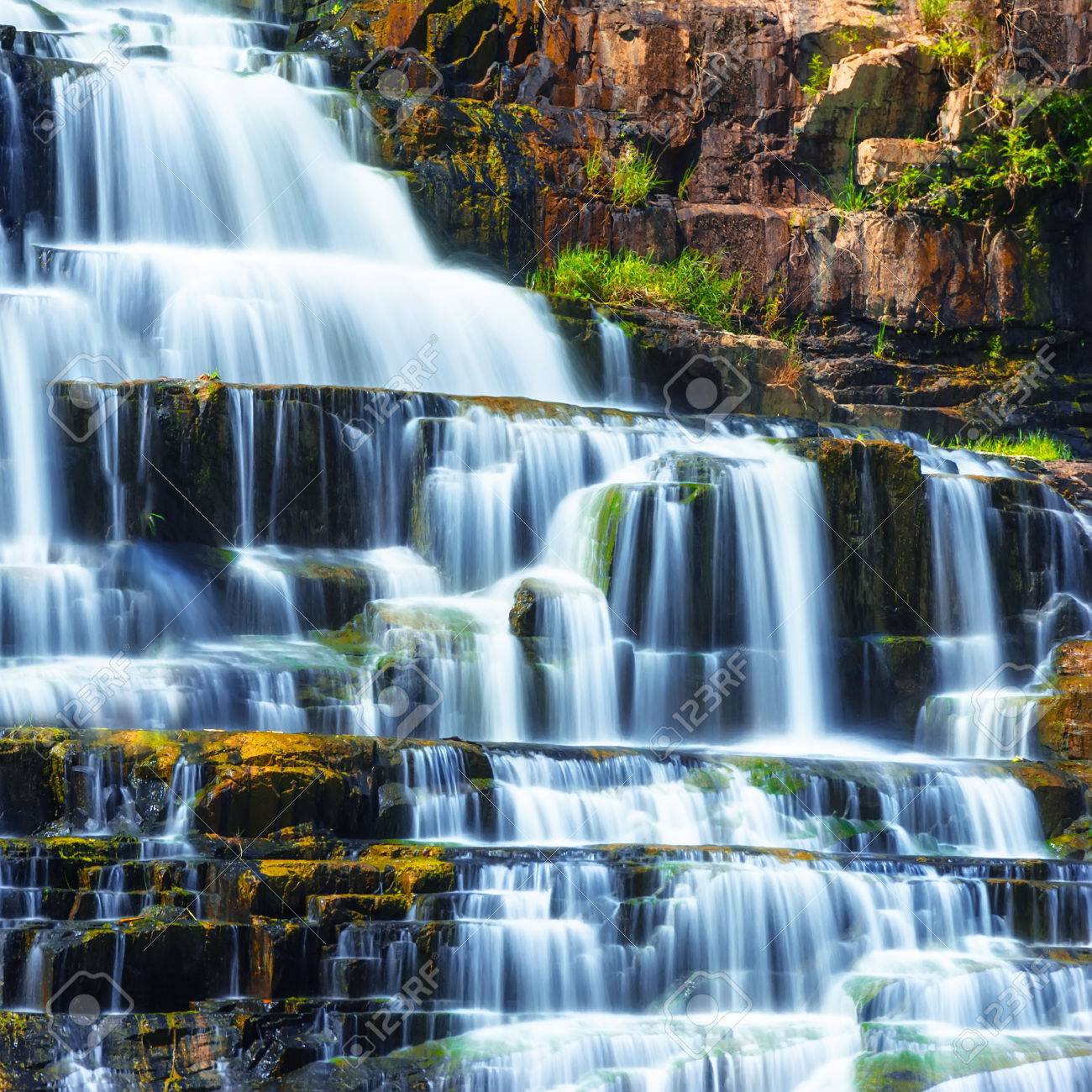 Paysage De Foret Tropicale Avec Des Chutes D Eau Qui Coule Pongour Da Lat Vietnam Banque D Images Et Photos Libres De Droits Image