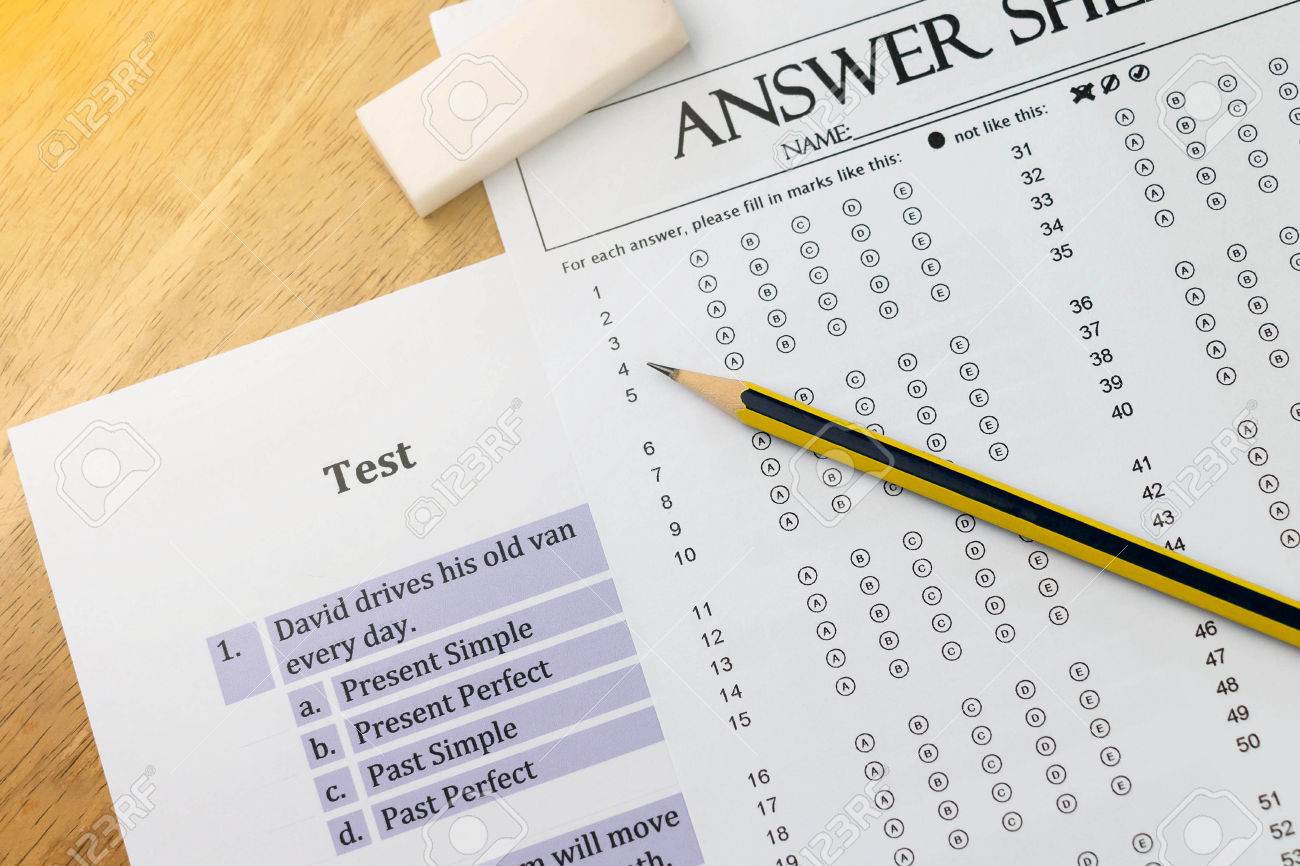 上から見る英語エクササイザーと解答用紙を表す光のグラデーションで英語の文法をテスト の写真素材 画像素材 Image