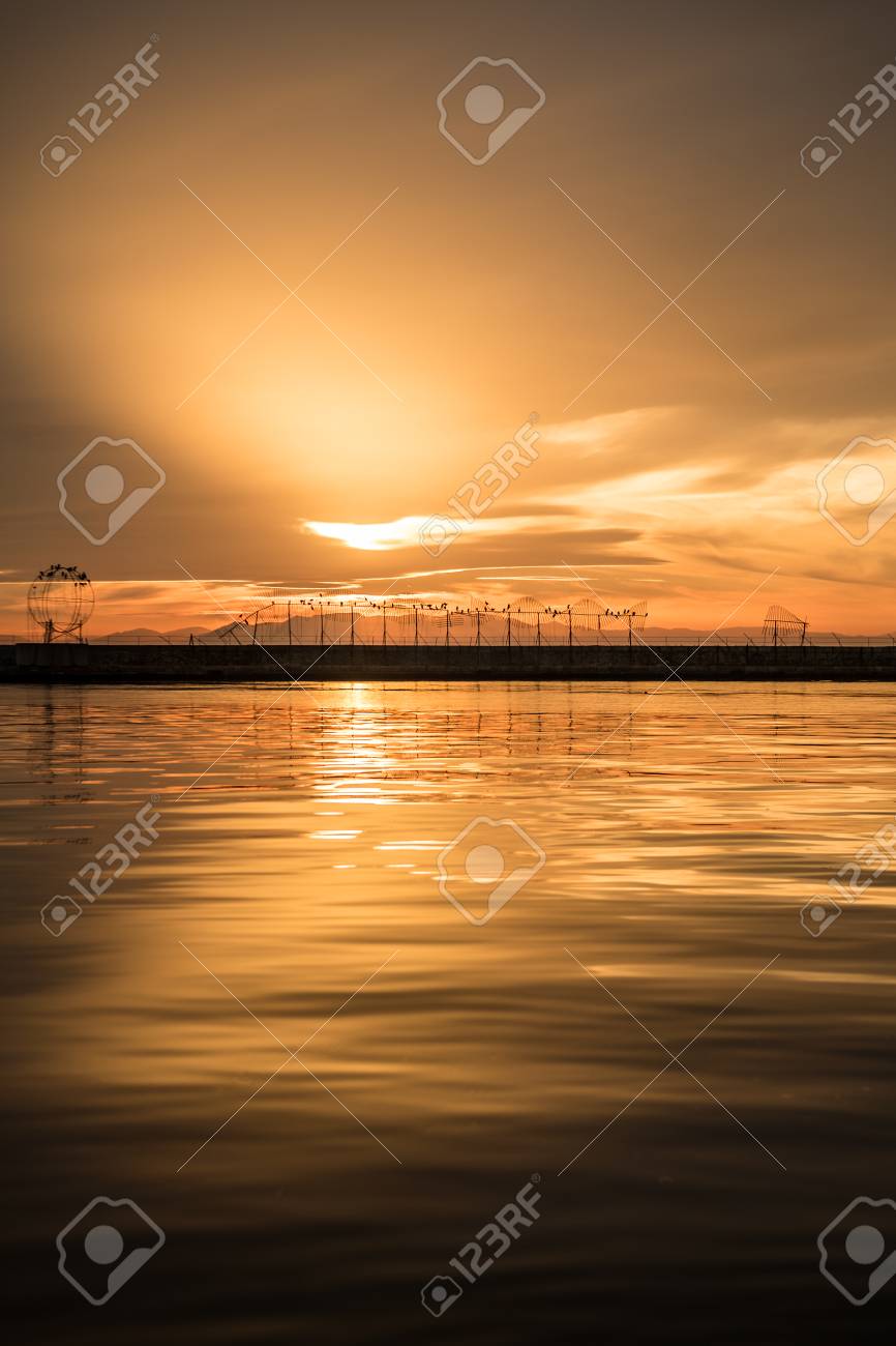 テッサロニキポートビュー チルトとシフレンズを使用したゴールデンアワー の写真素材 画像素材 Image