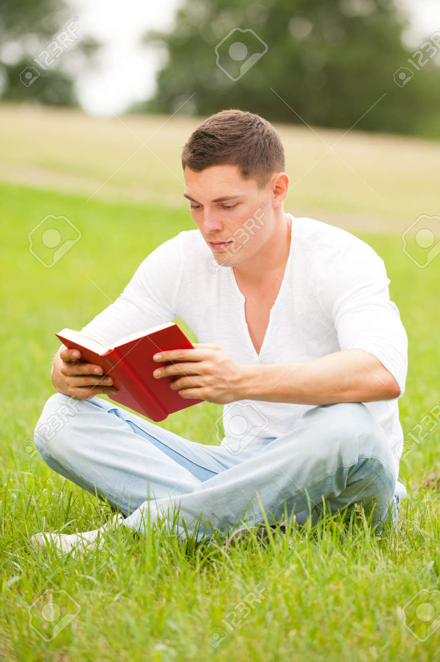 держит книгу читает. парень с книгой. девушка держит книгу. человек стоит на книгах. рука держит книгу.