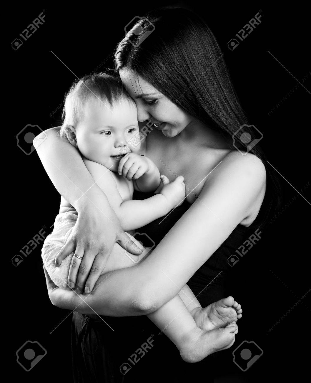 Portrait Noir Et Blanc D Une Mere Heureuse Tenant Son Bebe Isole Contre Fond De Studio Noir Banque D Images Et Photos Libres De Droits Image