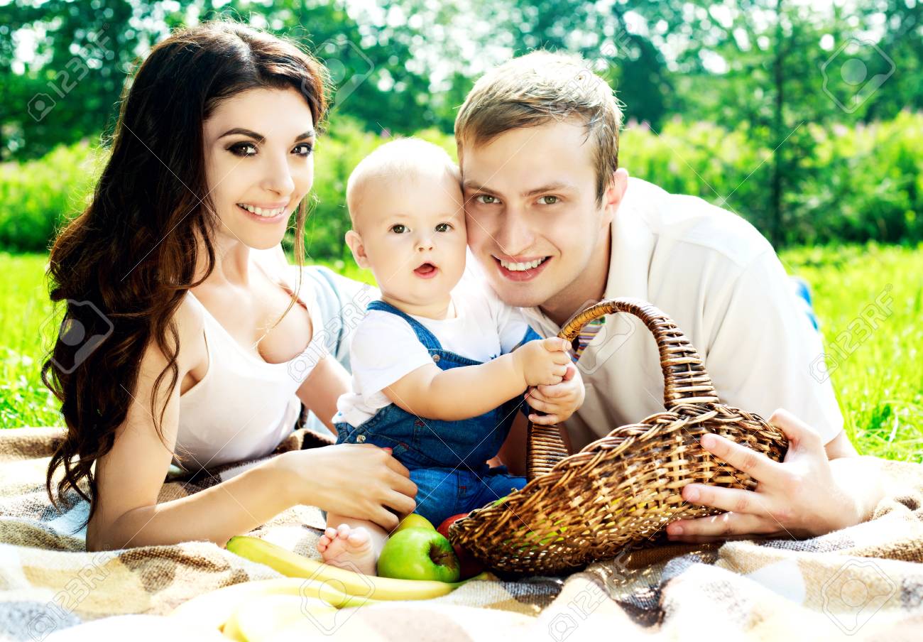 Famille Heureuse Avec Un Bebe Ayant Un Pique Nique Dans Le Parc Banque D Images Et Photos Libres De Droits Image