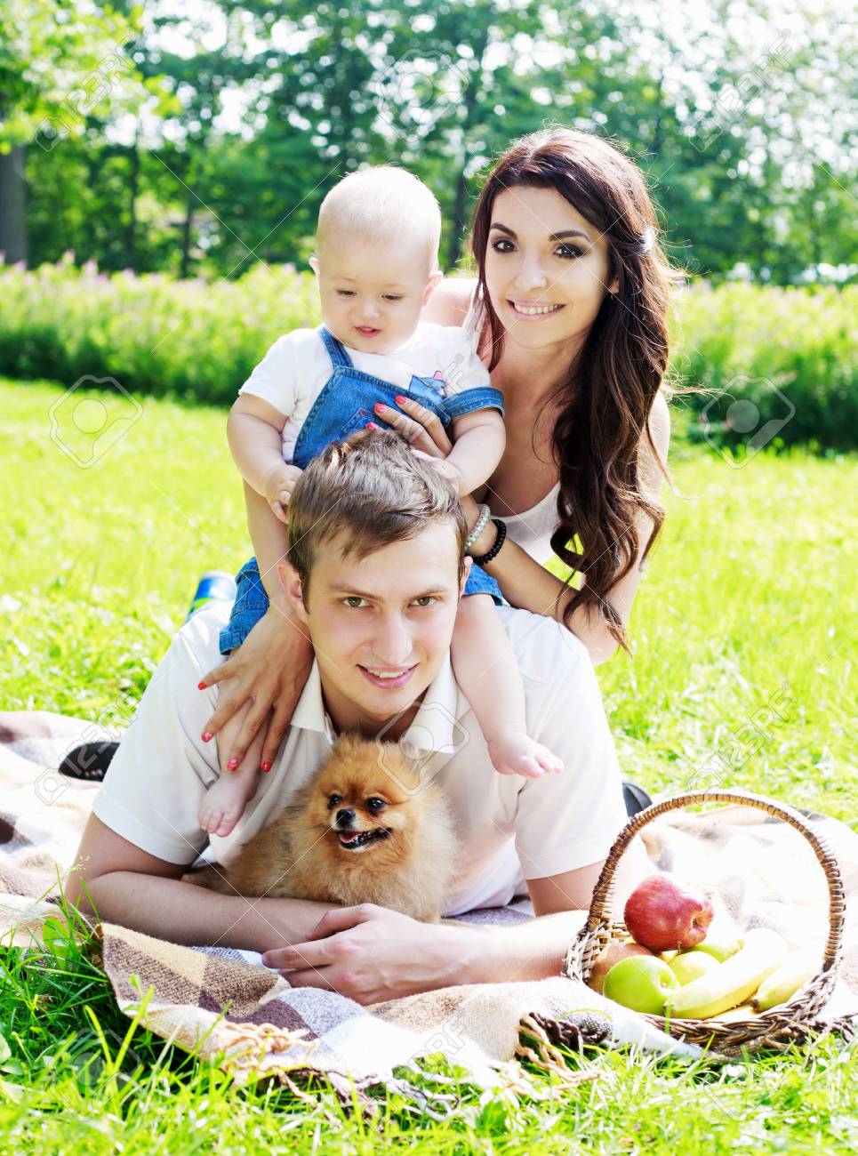 Famille Heureuse Avec Un Bebe Ayant Un Pique Nique Dans Le Parc Banque D Images Et Photos Libres De Droits Image
