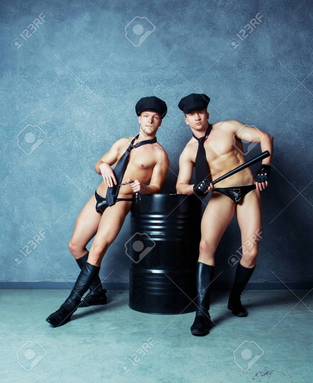 男性ストリップ スタジオで警官の衣装を着て、ストリップ ダンサーの写真素材・画像素材 Image 77466164