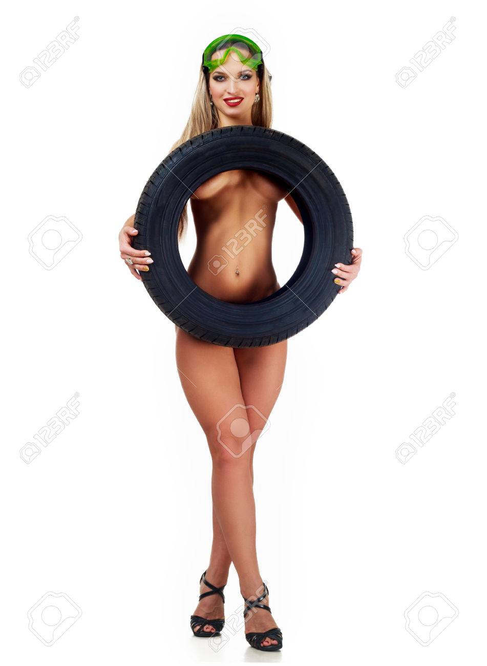 Hermosa Mujer Desnuda Mecánico De Automóviles Con Un Neumático, Aislado  Contra El Fondo Blanco Fotos, retratos, imágenes y fotografía de archivo  libres de derecho. Image 86045001