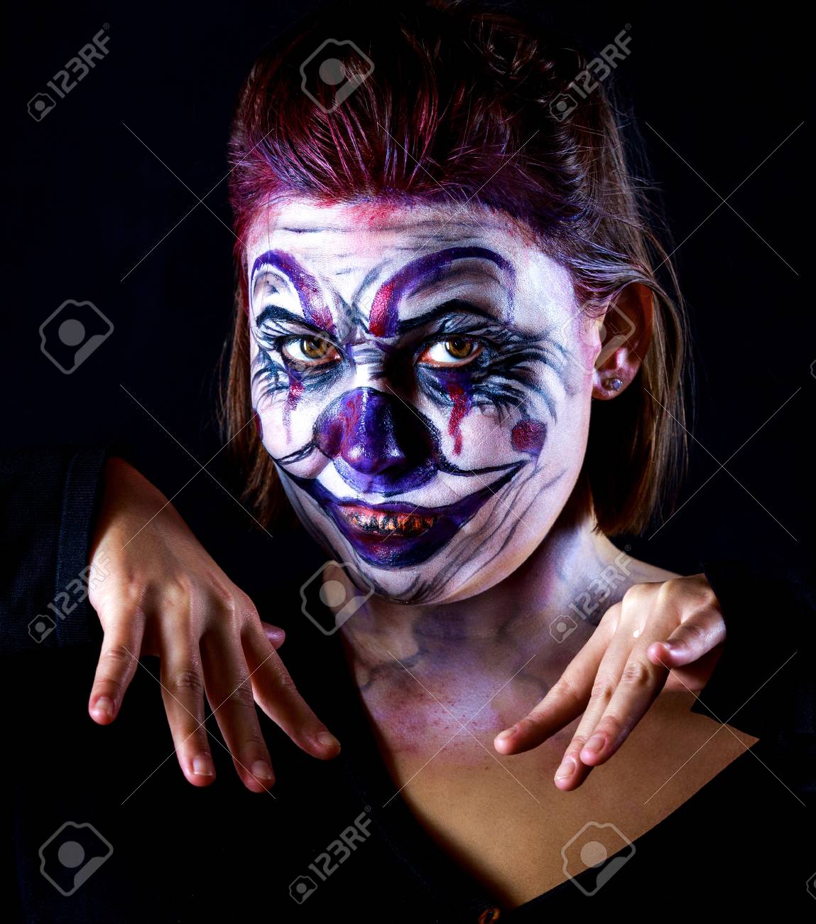 Junge Frau Mit Korperbemalung Im Gesicht Hasslicher Gruseliger Clown Halloween Thema Lizenzfreie Fotos Bilder Und Stock Fotografie Image 88582154