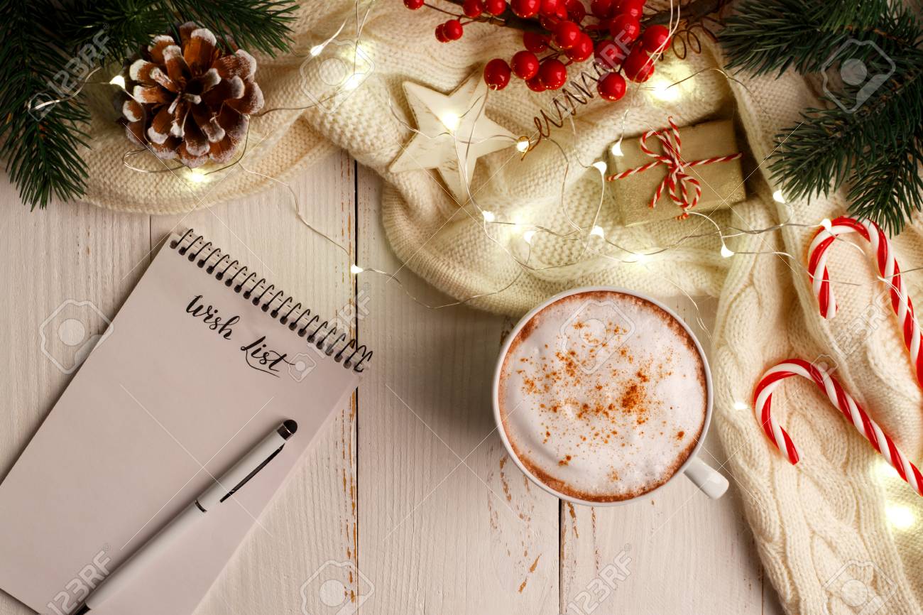 Sfondi Invernali Natalizi.Immagini Stock Sfondo Di Vacanze Invernali Con Tazza Di Caffe Caldo Lista Dei Desideri E Decorazioni Natalizie E Luci Distesi Con Spazio Copia Image 90056158