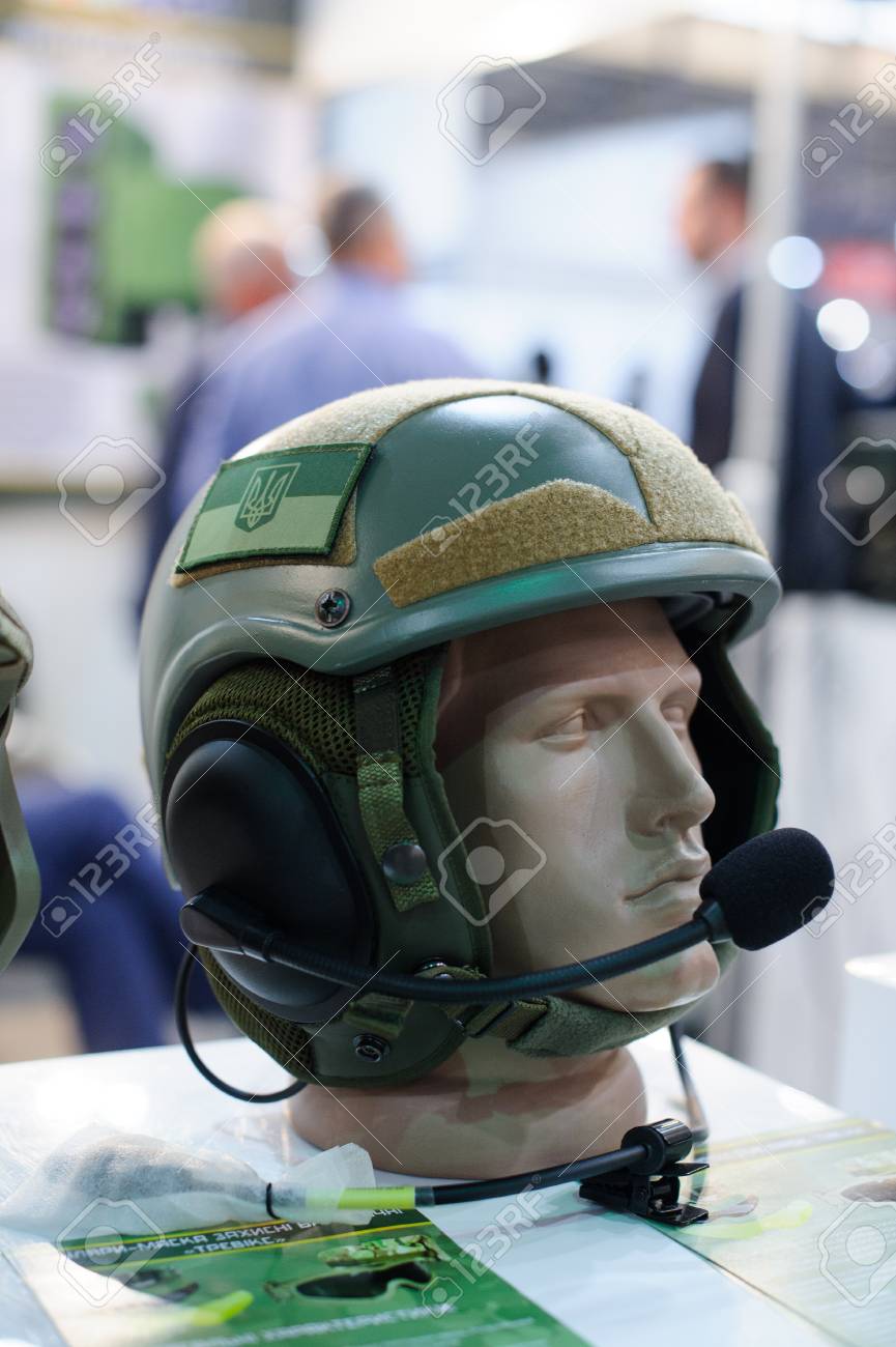Kiev, Ucrania - 12 De Octubre De 2017: Casco Táctico Militar Moderno De Kevlar En La Exposición, La Producción De La Exposición De Ucrania "armas Y - 2017" Fotos, Retratos,