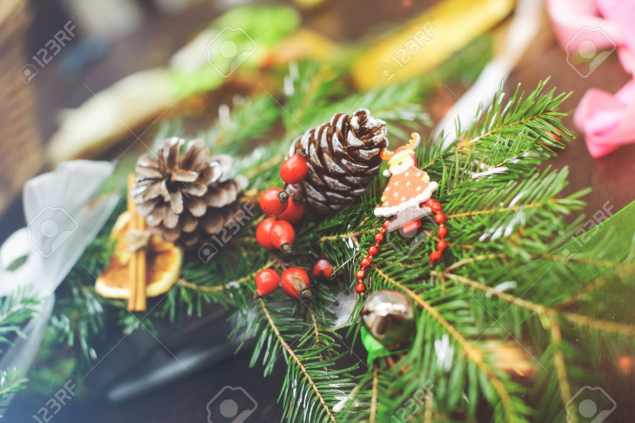 Le Processus De Fabrication De Guirlande De Noel D Artisanat Creer Une Guirlande De Noel Faite De Branches De Sapin De Baies Ornementales De Pommes De Pin Et De Jouets Decoratifs Sur Le