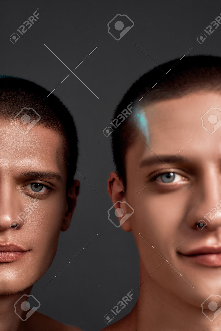 백인 쌍둥이 형제 두 명이 카메라를 보고 웃고 회색 배경 위에 함께 포즈를 취한 세로 사진 로열티 무료 사진, 그림, 이미지 그리고  스톡포토그래피. Image 160118921