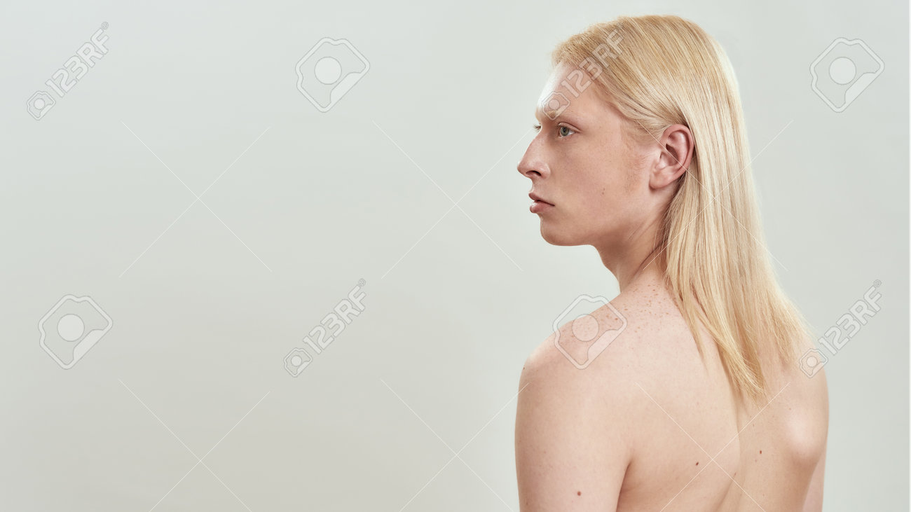 白人　逆さ撮り 若い白人の長い髪のブロンドの上半身裸の男が横向きの写真素材・画像素材 Image 162606411