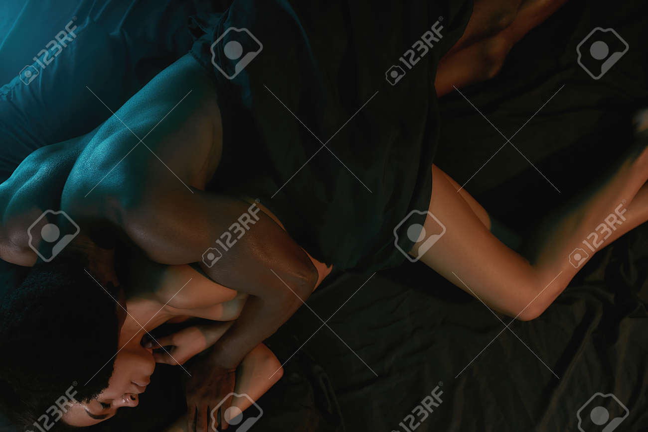 Joven Africano Desnudo Besando A Su Novia Dormida Mientras Se Relaja  Después De Sexo Increíble, Pareja Durmiendo Juntos En El Dormitorio Fotos,  retratos, imágenes y fotografía de archivo libres de derecho. Image