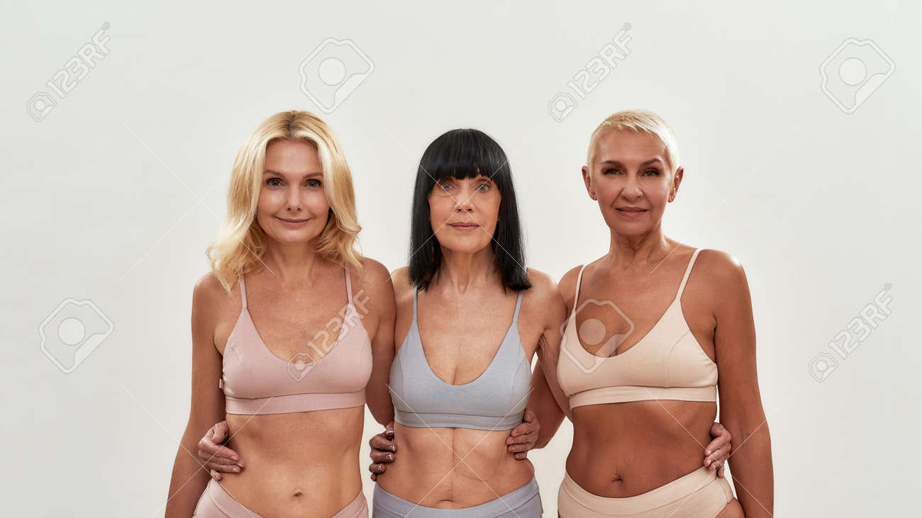 Hermosas Mujeres Mayores. Tres Atractivas De Edad En Ropa Interior Abrazándose Mientras Posan Juntas En Un Fondo Claro Fotos, Retratos, Imágenes Y Fotografía De Libres De Derecho. Image 165519497.