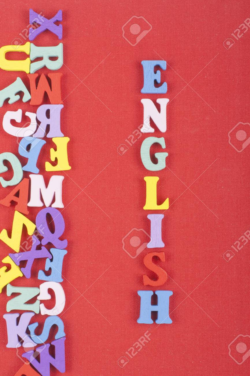 赤の背景に英語の単語は カラフルな Abc アルファベットのブロック木製の文字 広告テキストのコピー領域から構成されます 英語の概念を学習します の写真素材 画像素材 Image