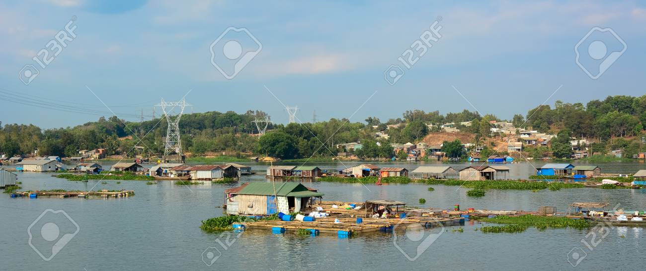 Malerische Landschaft Mit Stromleitungen Durch See Mit Vielen