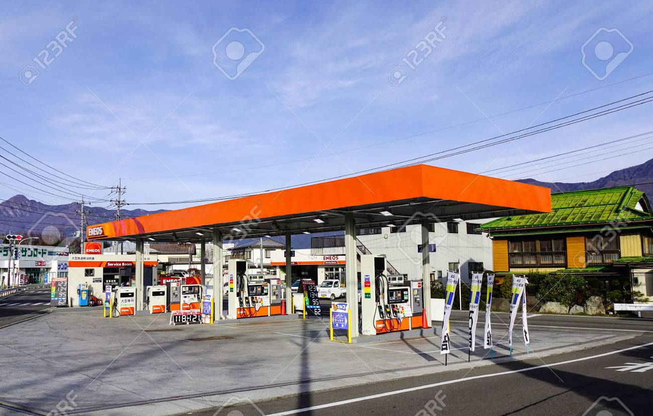 16 年 12 月 4 日 東京都 東京都の田舎でガソリン スタンド 東京は首都で最も人口の多い市です の写真素材 画像素材 Image