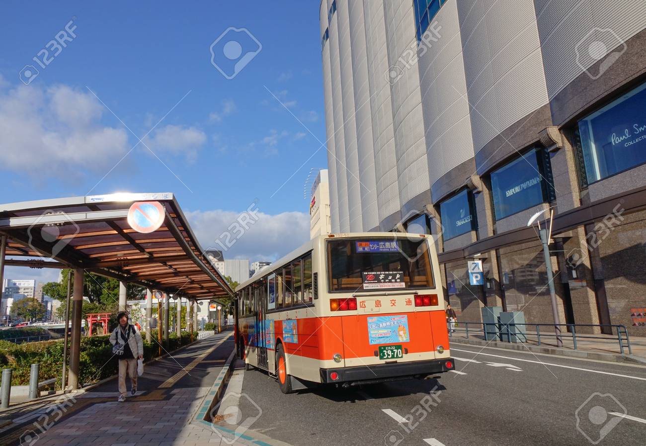 広島 日本 15 年 12 月 28 日 広島県の駅で停止するバス 広島には 16 年に 1 196 274 の推定人口があった の写真素材 画像素材 Image