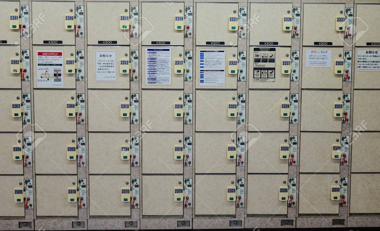 오사카, 일본 - 2016 년 11 월 24 일. 일본 오사카 JR 역에서 다양한 크기의 자동 코인 로커. 코인 로커는 일본에서 널리  보급되어 여행자들에게 큰 편의를 제공합니다. 로열티 무료 사진, 그림, 이미지