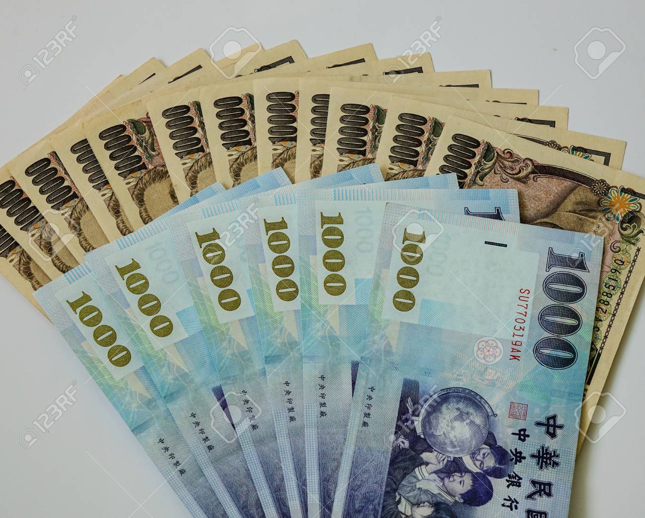 일본 엔 (JPY)과 대만 달러 (TWD). 돈 지폐 디자인에 대 한 - 닫습니다. 로열티 무료 사진, 그림, 이미지 그리고  스톡포토그래피. Image 72889704