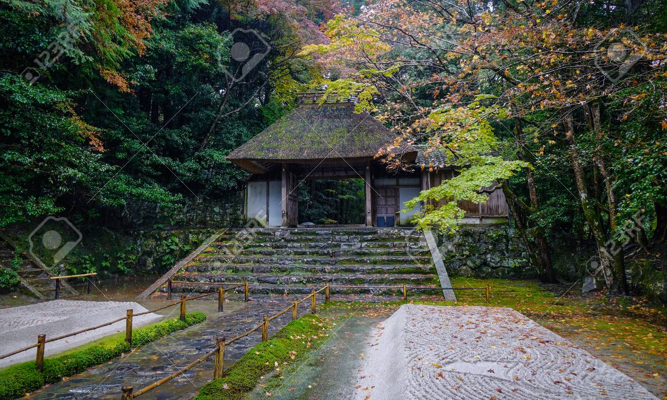 京都の庭をもつ古代寺院の木製ゲート の写真素材 画像素材 Image