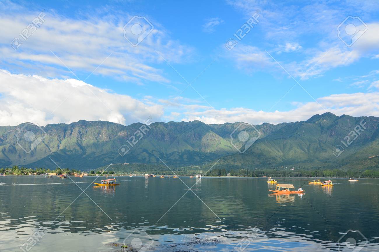 インドのスリナガルで晴れた日にダル湖の眺め ジャンムー カシミール州の夏の首都 スリナガルはそれが政治的に安定した 美しいです の写真素材 画像素材 Image