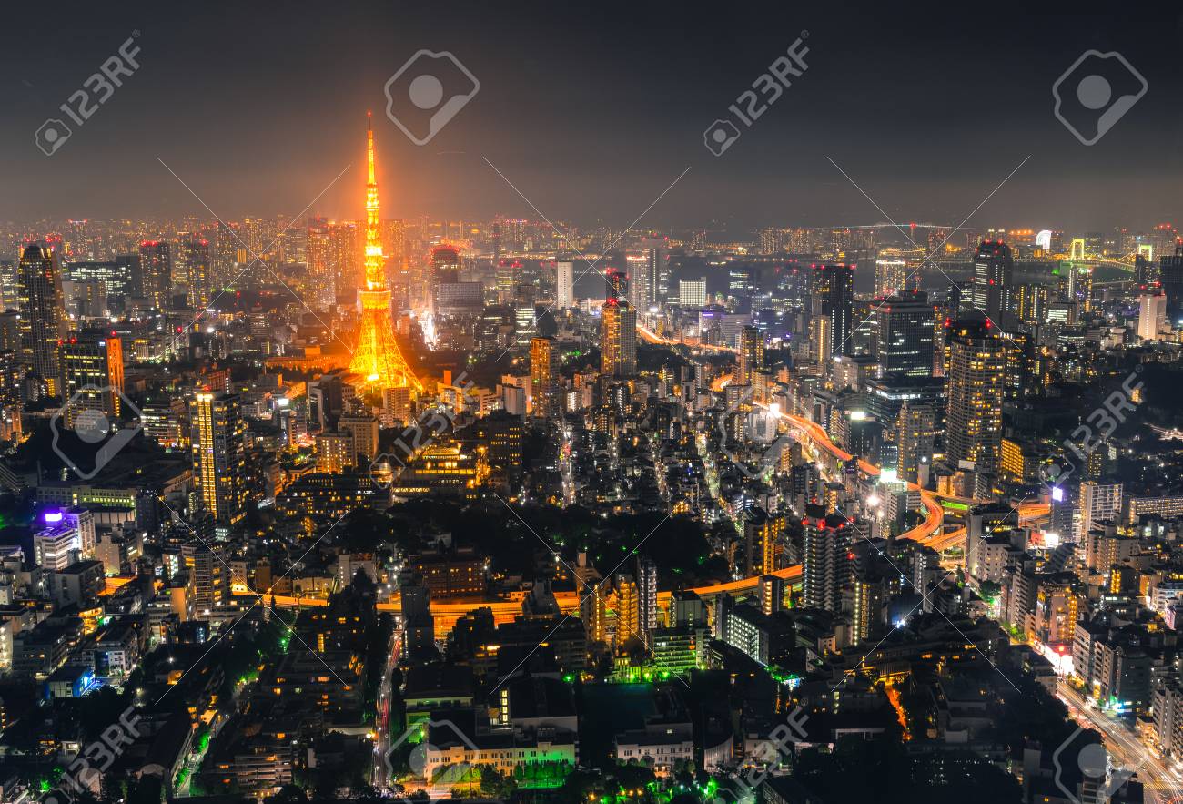 夜の東京タワーと東京の眺め 東京は 歴史的な寺院にネオンが灯る高層ビルからの最先端と伝統をミックスします の写真素材 画像素材 Image