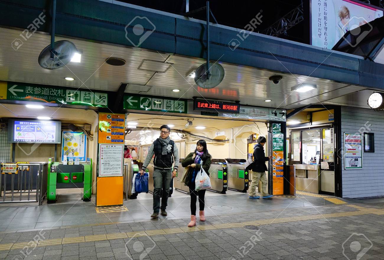 Toquio Japao 1º De Janeiro De 16 Povos Que Andam Na Estacao Do Junior Em Tokyo Japao As Ferrovias Sao O Meio Mais Importante De Transporte De Passageiros No Japao Fotos