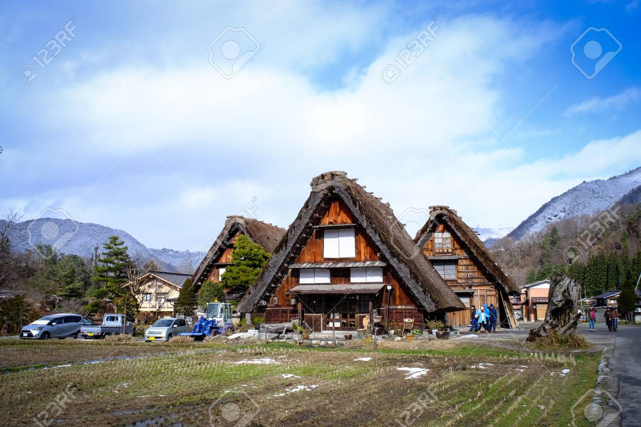 15 年 12 月 28 日 岐阜県 歴史的な村の白川郷岐阜県で晴れた日に田んぼで 白川郷は日本で最も風光明媚な場所の一つとして広く知られています の写真素材 画像素材 Image