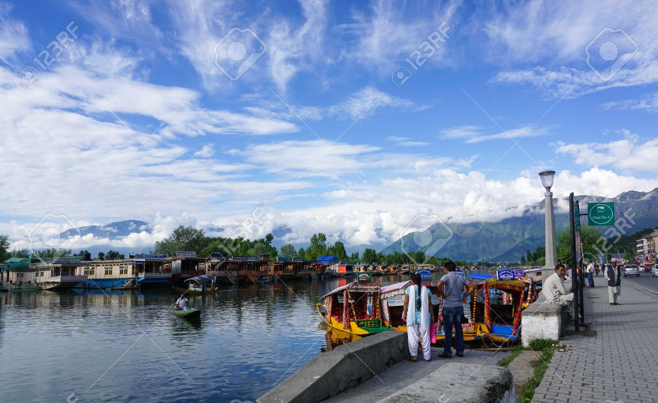 スリナガル インド 15 年 7 月 23 日 インドのスリナガルで青い空の下でダル湖の風景です ジャンムー カシミール州の夏の首都 スリナガルはそれが政治的に安定した 美しいです の写真素材 画像素材 Image