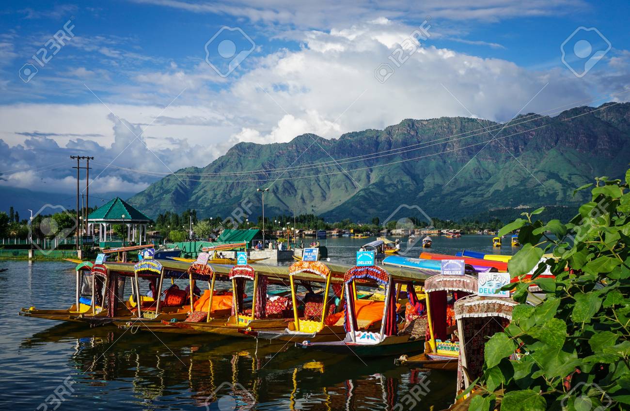 スリナガル インド 15 年 7 月 23 日 伝統的なボートは スリナガル インドでダル湖にドッキングします ジャンムー カシミール州の夏の首都 スリナガルはそれが政治的に安定した 美しいです の写真素材 画像素材 Image