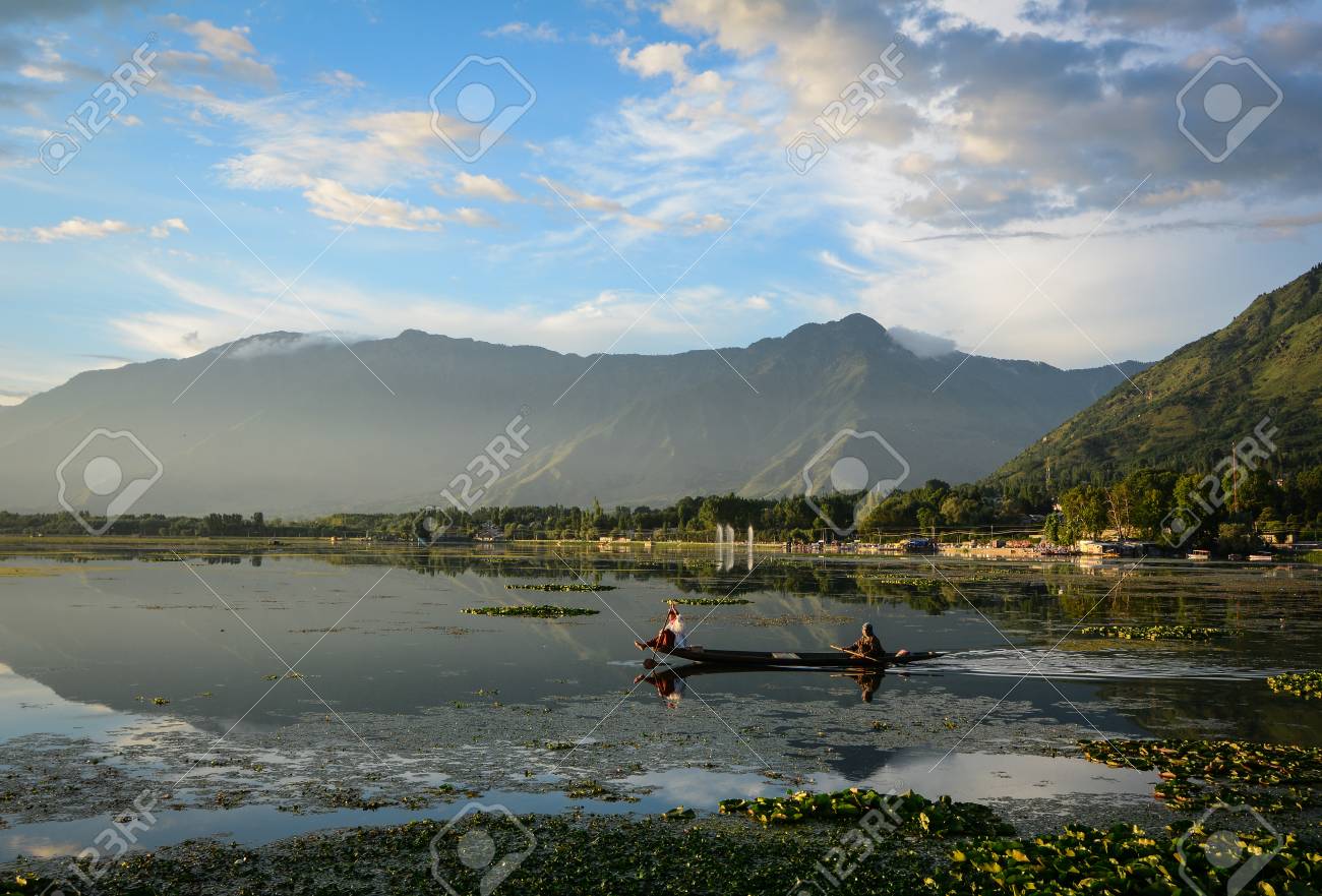 スリナガル インド 15 年 7 月 23 日 インドのスリナガルで日没時ダル湖のボートのボートを人々 します スリナガルは ジャンムー カシミール州インドの状態の夏の首都です の写真素材 画像素材 Image
