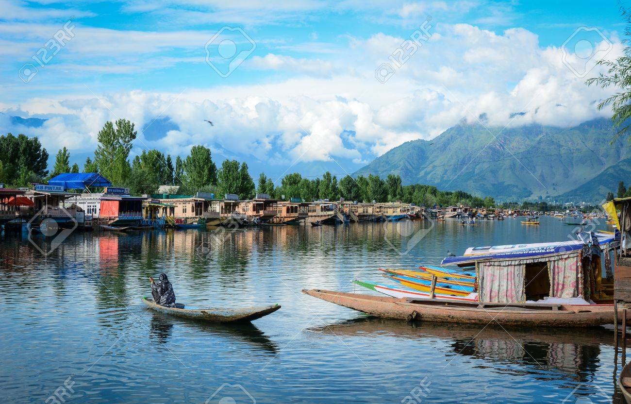 スリナガル インド 15 年 7 月 23 日 インドのスリナガルでダル湖の風景です 湖はまた釣りや水の植物の収穫の商業操作の重要な源であります の写真素材 画像素材 Image